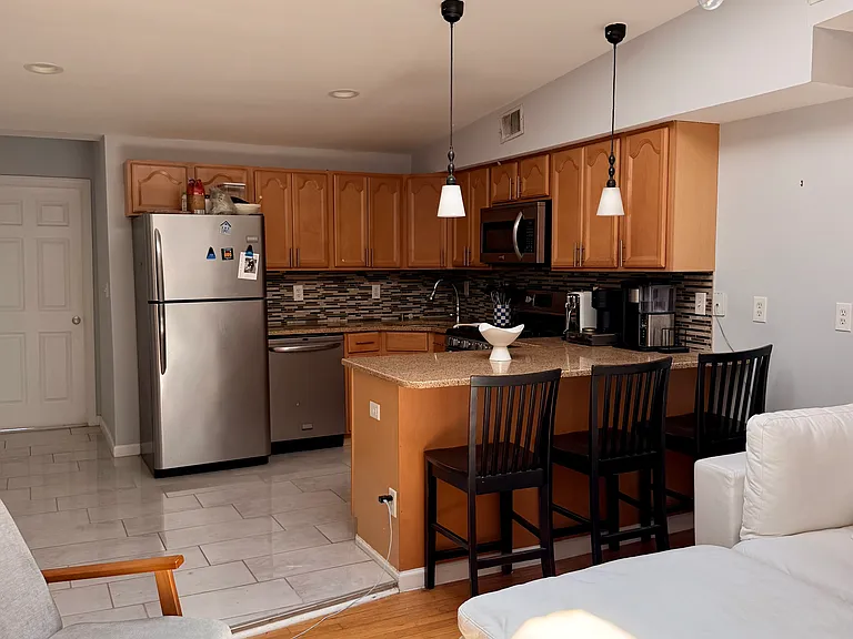 635 Bloomfield St #2 — Photo 6
