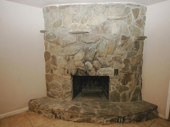4th image of 845 Alvarado Dr SE