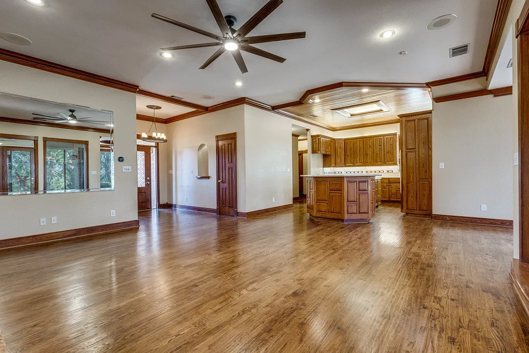 4 bed, 2305 sqft, $2,999 — Photo 3