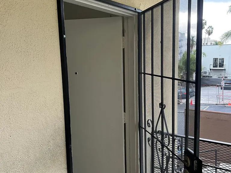 741 S Hobart Blvd — Photo 4