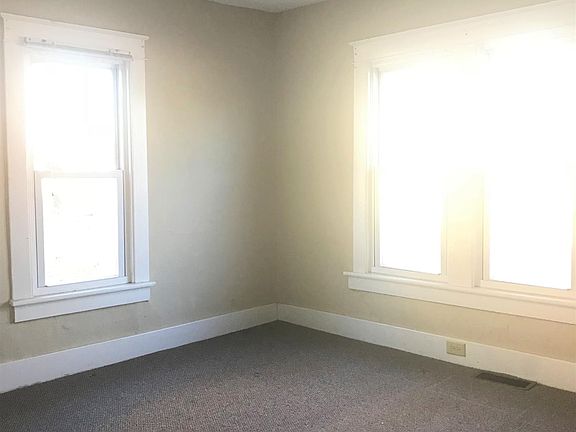 5th image of 300 Maplewood Trce