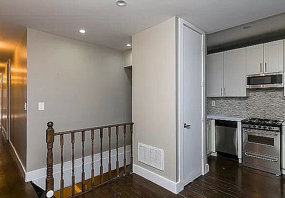 2nd image of 207 Saint James Pl APT 1L
