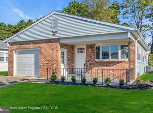 11 Pine Valley Dr, Toms River, NJ 08757