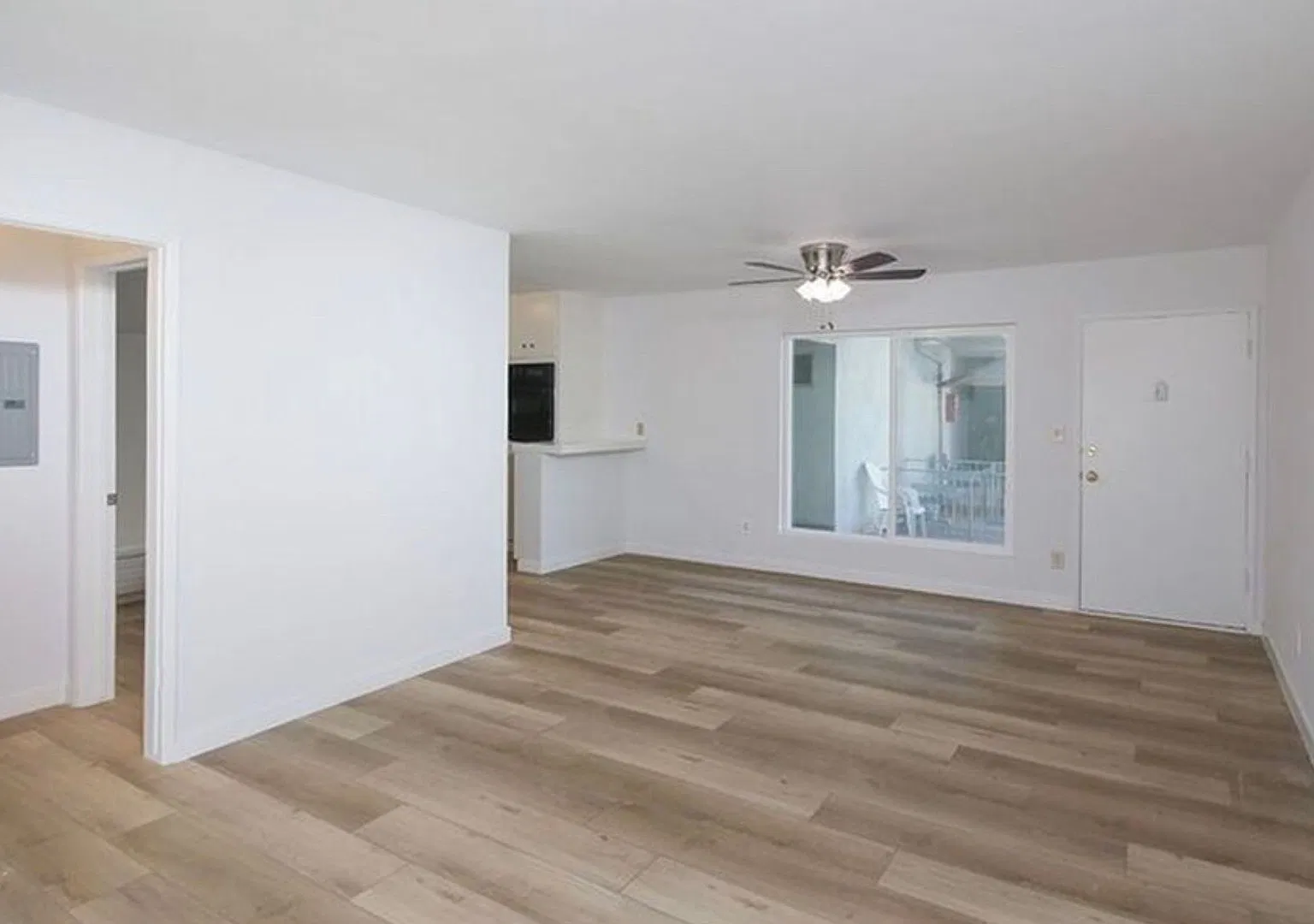 Spacious 1-Bedroom with Pool & Parking — Photo 1