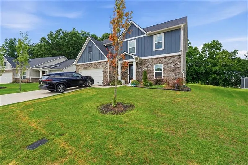 5 bed, 2.5 bath, 2643 sqft, $2,550 — Photo 2