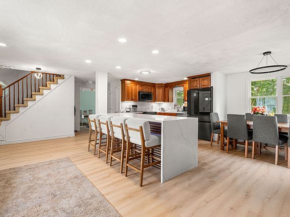 4th image of 64 Spring View Dr