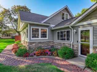 7697 Stillwater Way N, Oakdale, MN 55128