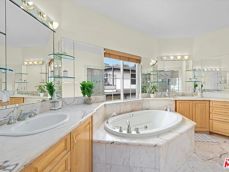 5029 Lemona Ave — Photo 36
