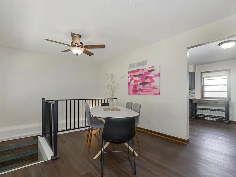 300 SE Chicago St — Photo 6