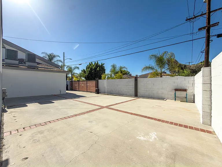 12406 Cantara St — Photo 3
