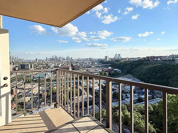 4th image of 380 Mountain Rd APT 714