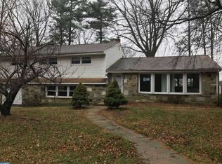 322 Old Farm Rd, Wyncote, PA 19095