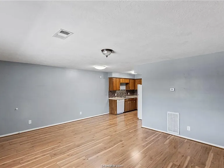 609 Wades Way #4 — Photo 5