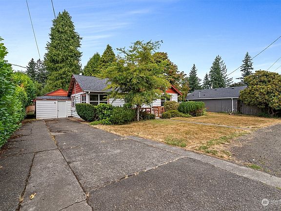 2nd image of 3015 Moore Street SE