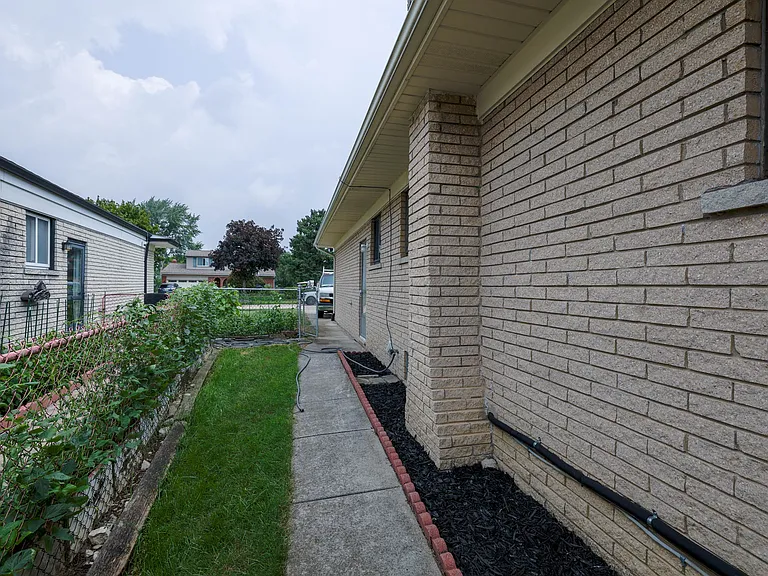 36389 Almont Ct — Photo 3