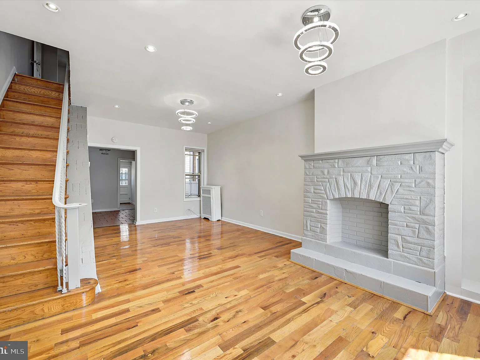 3 bed, 1.0 bath, 1010 sqft, $1,800 — Photo 2