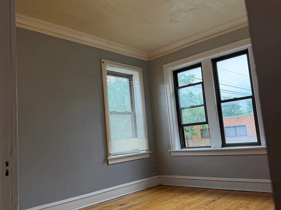 Livingroom with plenty of windows