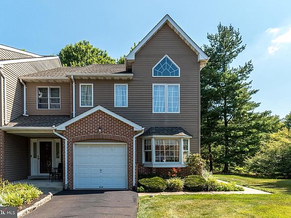 2nd image of 50 Piccadilly Cir
