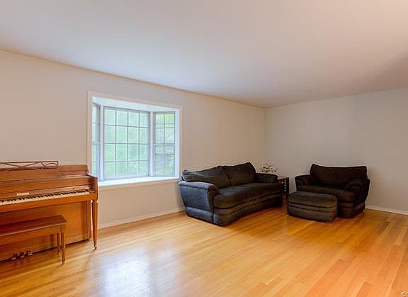 3rd image of 8117 Robert Bruce Dr