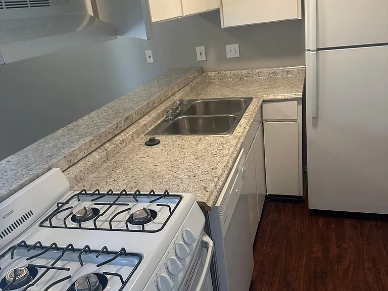 308 E 34th St #101 — Photo 2