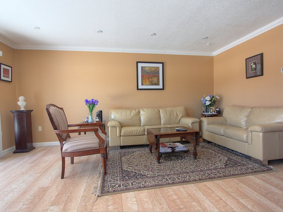 1st image of 268 Greenbrook Dr