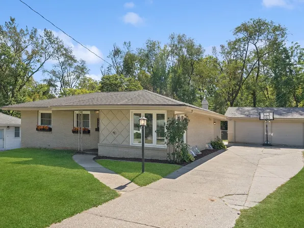 7112 Maple Dr, Urbandale, IA 50322