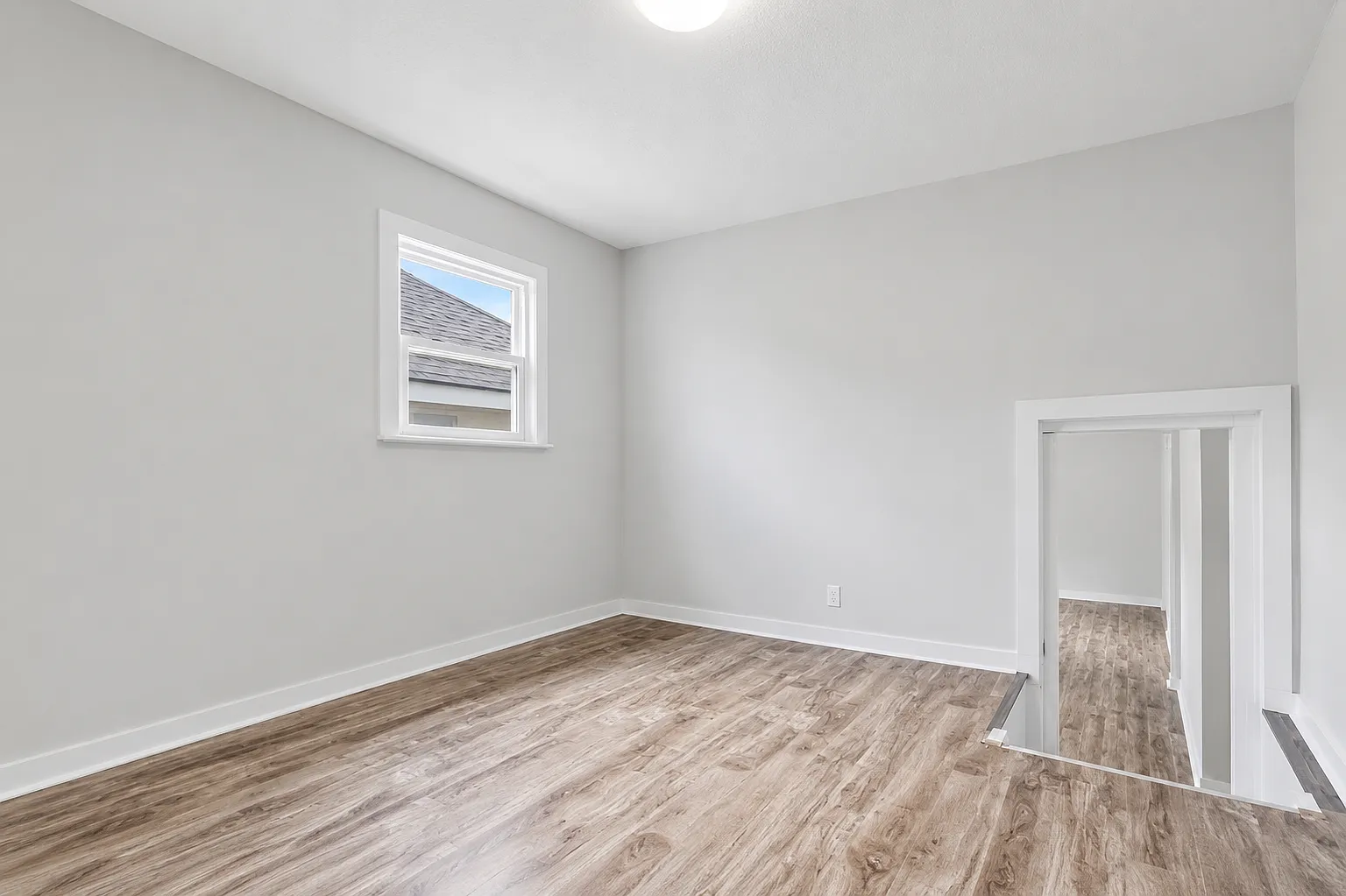 3-235 Hamilton Rd — Photo 2