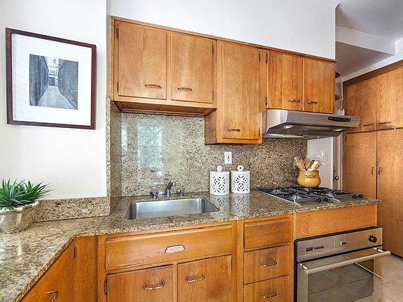 3rd image of 10 Mitchell Pl APT 4C