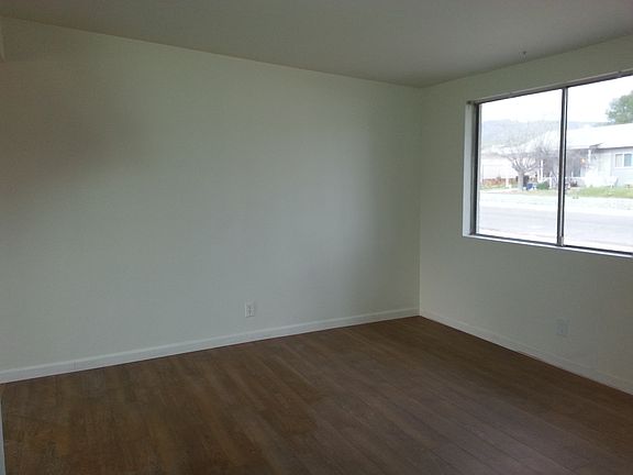 3rd image of 427 W Greenwich Rd
