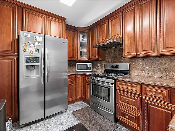 4th image of 14 Evans Ave