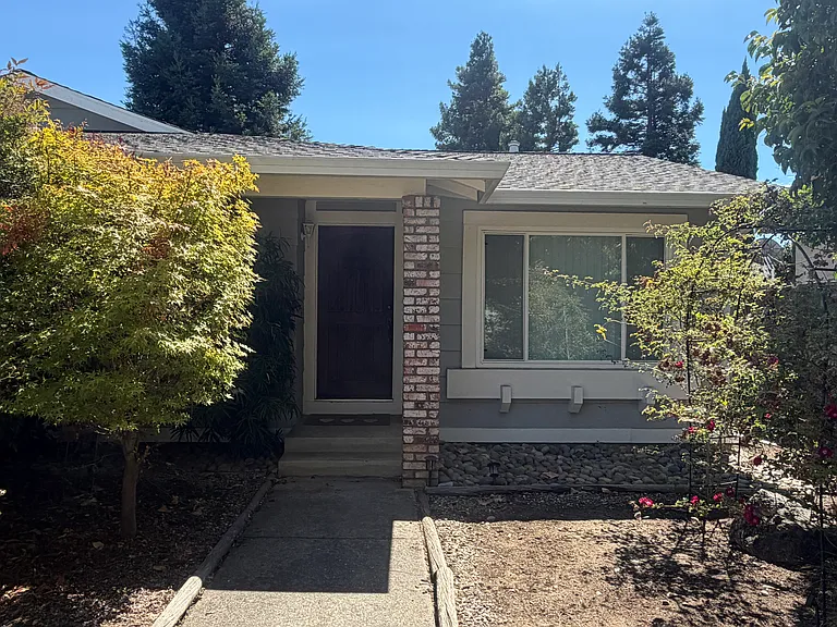 5089 Brittany Dr — Photo 9