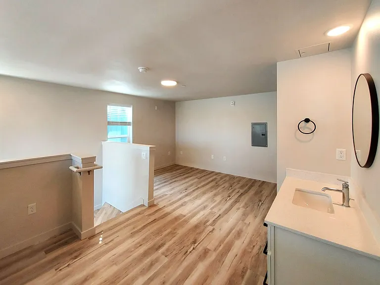 810 Yakima — Photo 8