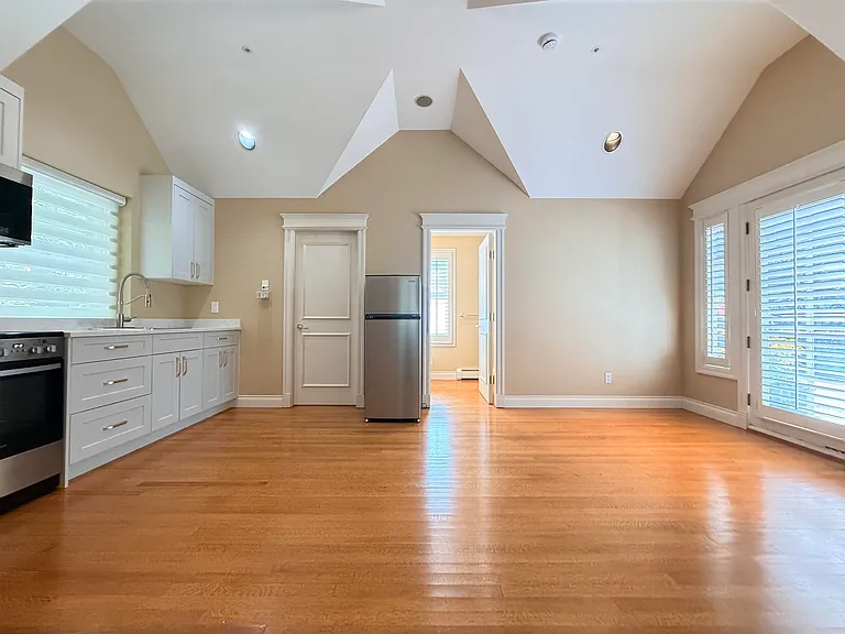 3637 Pine Cres #3 — Photo 7