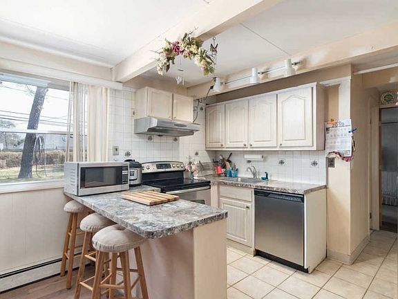 5th image of 27 Scotchpine Dr