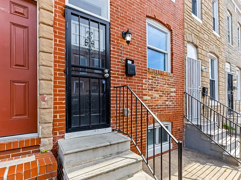 233 N Rose St — Photo 2
