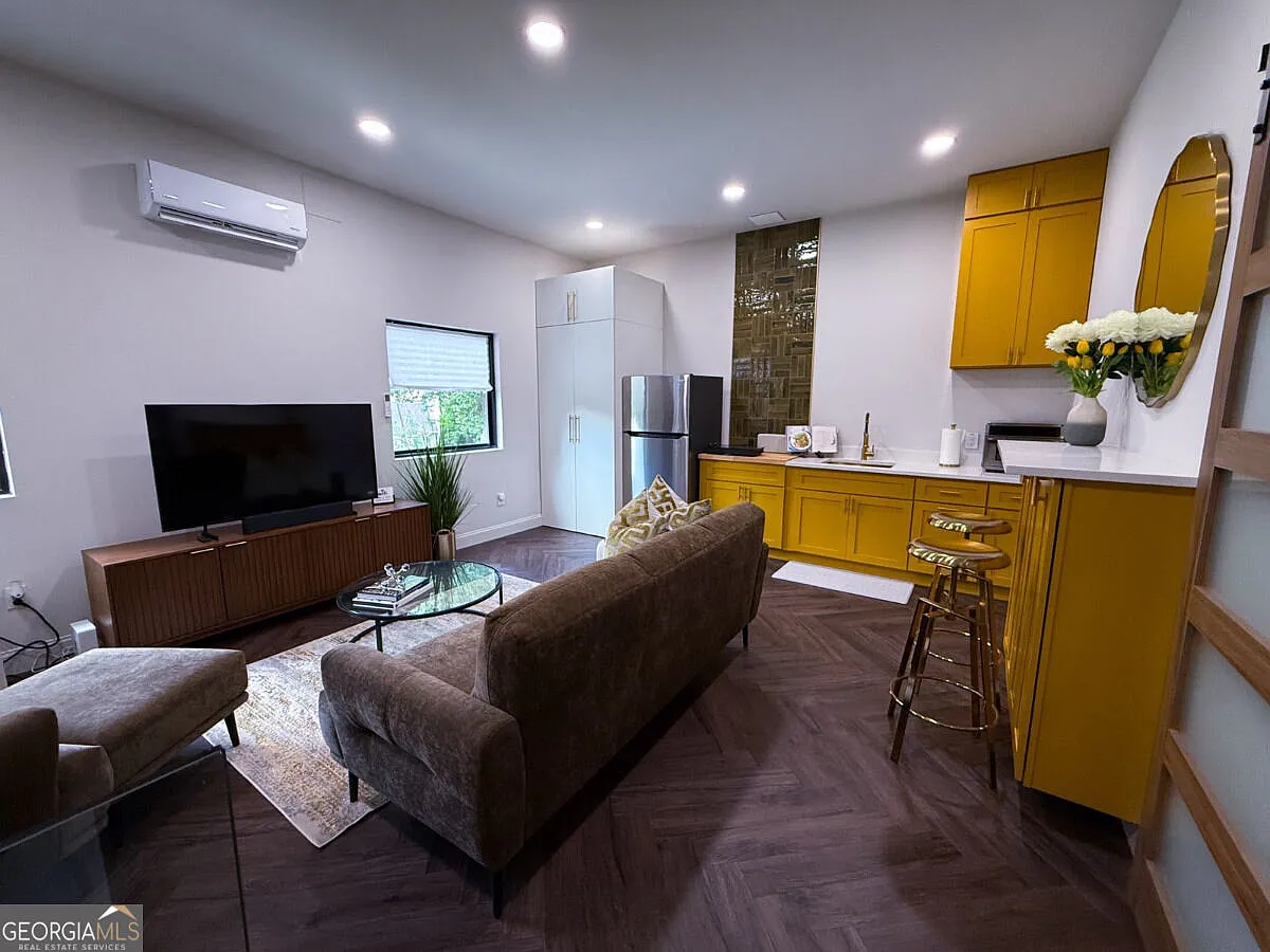 1 bed, 1.0 bath, $1,600 — Photo 4