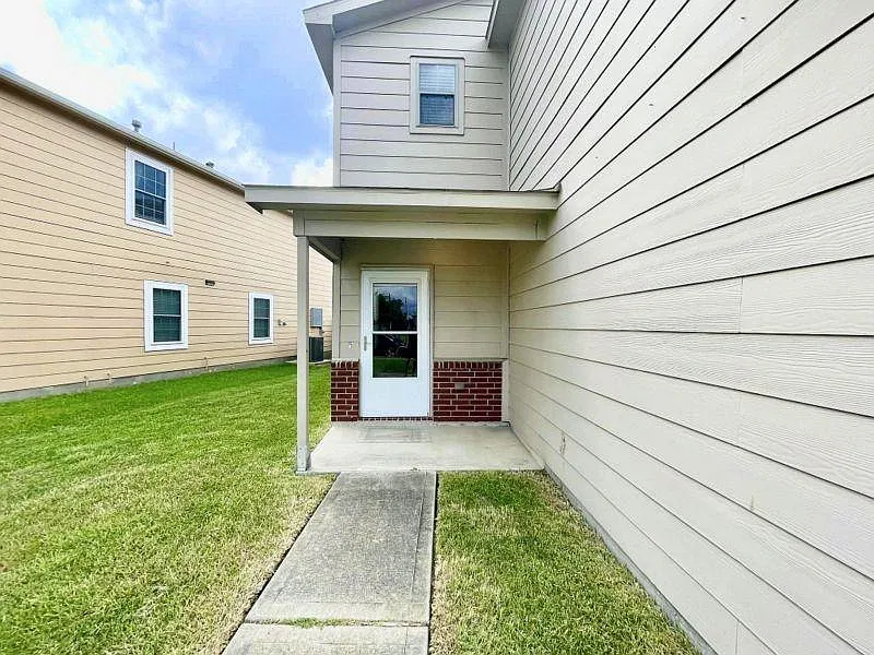 3 bed, 2.5 bath, 1629 sqft, $1,800 — Photo 3