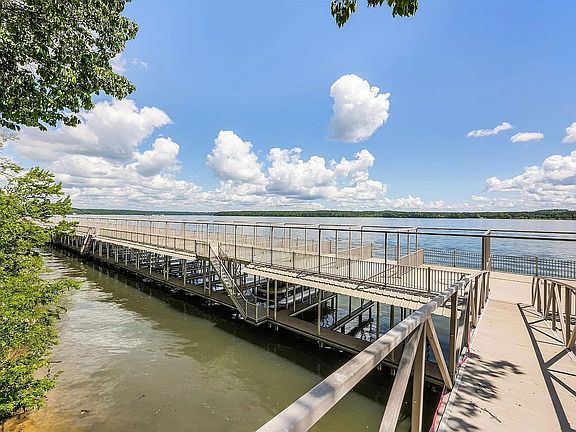 5th image of 357 High Pointe Dr