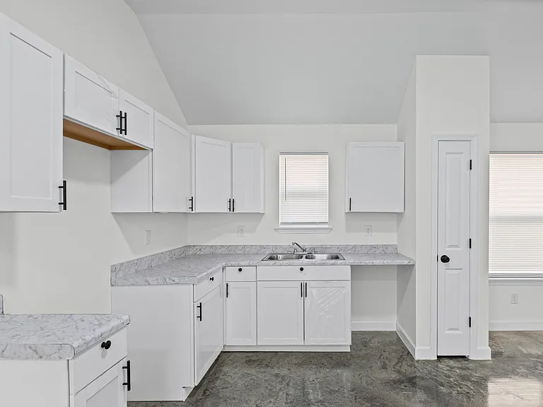 1061 N Avalon St — Photo 8