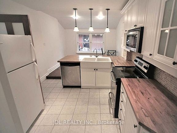 3rd image of 298 Robert St
