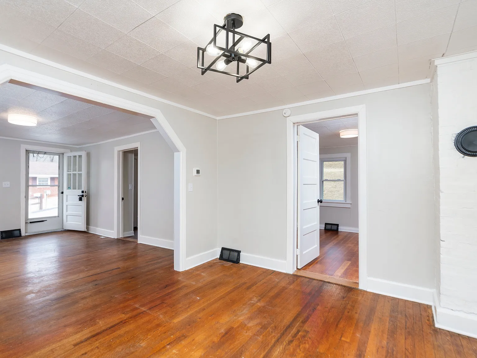 2 bed, 1048 sqft, $1,600 — Photo 2