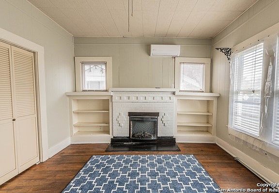 2nd image of 906 W Summit Ave #2