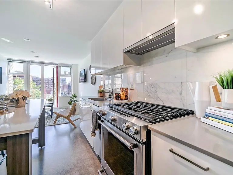 231 E Pender St — Photo 4