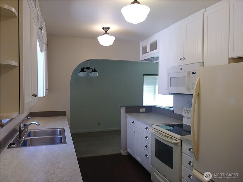 5th image of 1302 33rd Avenue NE