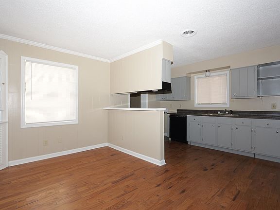 5th image of 1867 Lausanne St