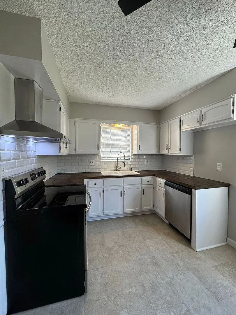 2 Bed Duplex with Bonus Room & Garage — Photo 4