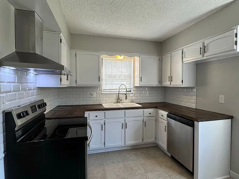 1104 E South Ave — Photo 4