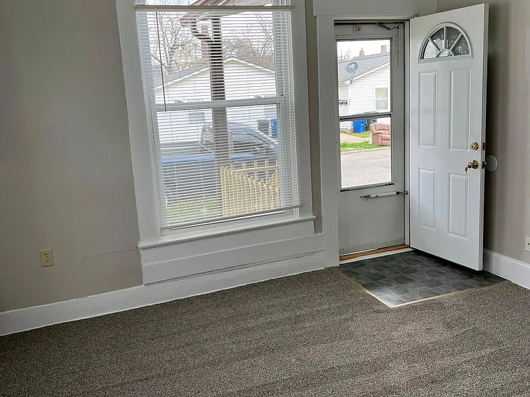 263 E Franklin St — Photo 3