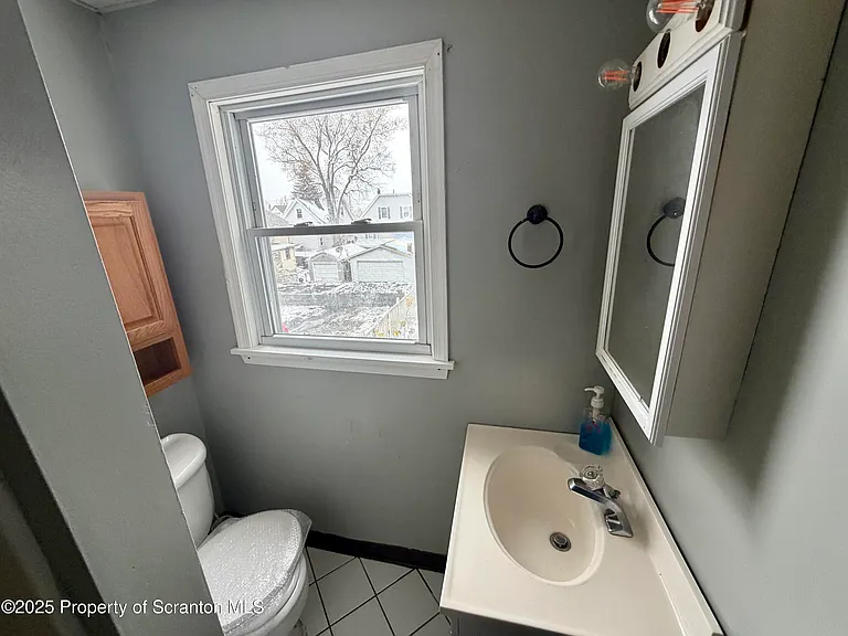 818 W Locust St — Photo 15
