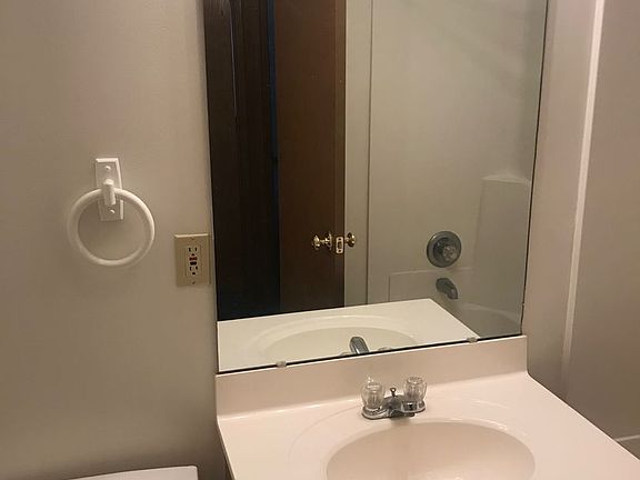 4th image of 90 Bridgewater Ct Unit 1